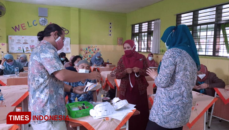 Praktek pembuatan topengB: Topeng hasil kreasi peserta pelatihan. (FOTO: AJP TIMES Indonesia)