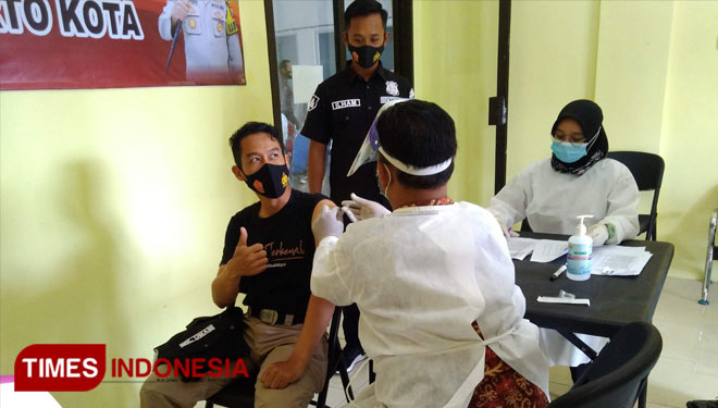 Proses vaksinasi anggota Polresta Mojokerto di Poliklinik Polres Mojokerto Kota (24/02/2021). (Foto: Thaoqid Nur Hidayat/TIMES Indonesia)
