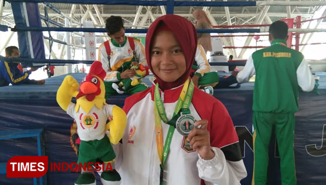 Puji Vianingsih, mahasiswa semester 6 Jurusan Hukum Keluarga Islam Fakultas Syari'ah di UIN Maulana Malik Ibrahim Malang ketika di perlombaan Muaythai Jatim. (Foto: Puji Vianingsih For TIMES Indonesia)