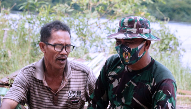 Serda Herman Bersama Ketua RT  01 Hermansyah. (FOTO: AJP TIMES Indonesia)