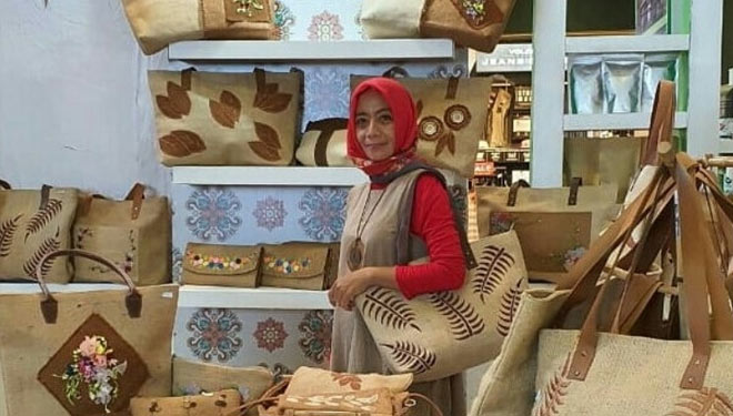 Tatik Nurhayati bersama karyanya berupa produk-produk kerajinan berbahan dasar goni. Usaha ini juga mendapat dukungan Program Kemitraan Pertamina, Rabu (24/2/2021).(Dok.Pertamina)