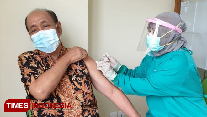 RSUD Dr Harjono Ponorogo Mulai Vaksinasi Covid-19 bagi Nakes Lansia