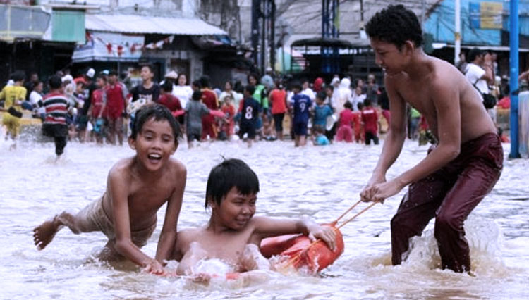 Pemrov DKI Jakarta Minta Orang Tua Cegah Anak Bermain Banjir