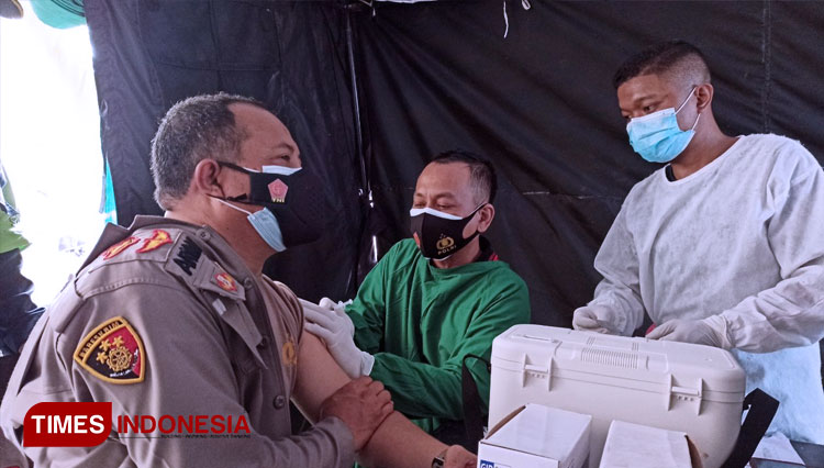 Kapolresta Banyuwangi Kombes Pol Arman Asmara Syarifuddin mendapatkan suntikan vaksin. (FOTO: Agung Sedana/ TIMES Indonesia)