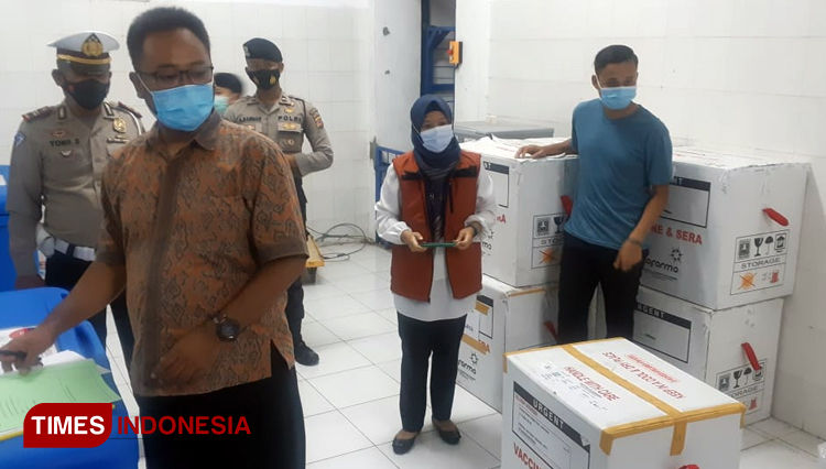 Dinas Kesehatan dan Pengendalian Penduduk Kabupaten Tasikmalaya saat penerimaan vaksin sinovac (Foto: Sukri/Times Indonesia)