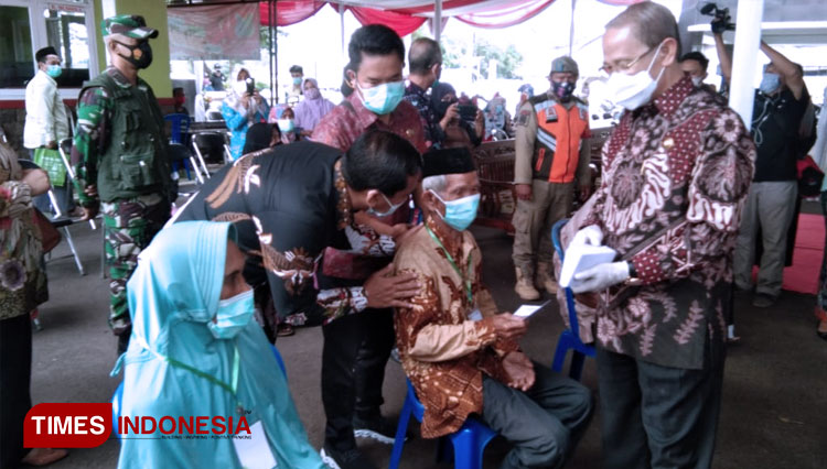 Bupati Majalengka, Karna Sobahi menghadiri baksos operasi katarak yang digelar Dinas Kesehatan Majalengka. (FOTO: Diskominfo Majalengka for TIMES Indonesia)