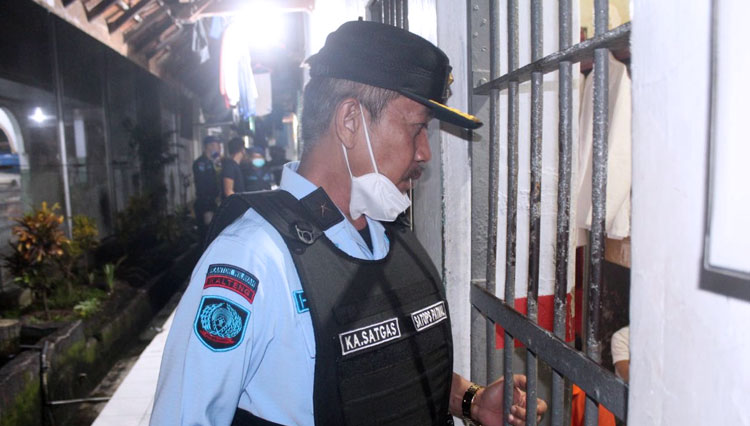 Operasi razia petugas gabungan di kamar tahanan Lapas Banyuwangi. (FOTO: Humas Lapas Banyuwangi for TIMES Indonesia)