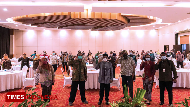 Wali Kota Malang bersama Plt Kepala Diskominfo Kota Malang saat berada di gelaran Pembahasan Ranwal Renja Tahun Anggaran 2022 di Hotel Atria, Kamis (25/02/2021). (FOTO: Rizky Kurniawan Pratama/TIMES Indonesia)
