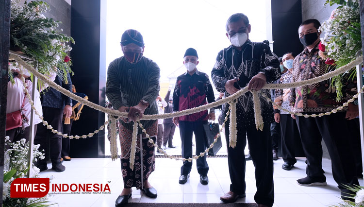 Rektor UAD (kanan) ketika melakukan pemotongan rangkaian bunga menandai peresmian gedung baru UAD. (FOTO: Humas UAD for TIMES Indonesia)