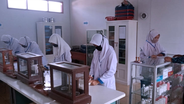 Para siswa SMK Nurul Firdaus di Program Studi Farmasi Klinis (FOTO: Ponpes Nurul Firdaus)