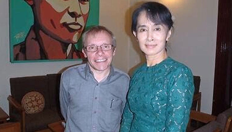Sean Turnell bersama Aung San Suu Kyi. (FOTO:SBS News)