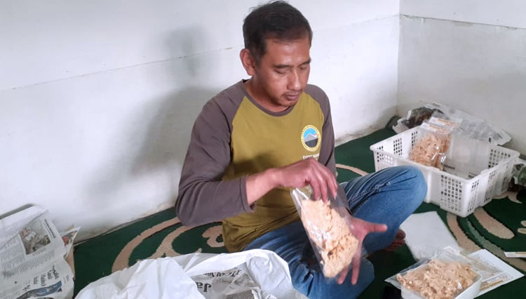 Kisah Mantan Pegawai Hotel Bromo yang Sukses dengan Olahan Rempeyek Volcano