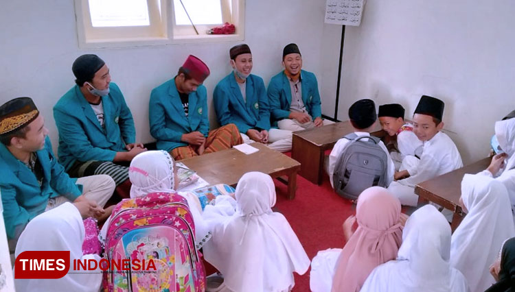 Mahasiswa KSM-T Unisma Malang Tanamkan Nilai ke-Aswajaan Kepada Santri TPQ