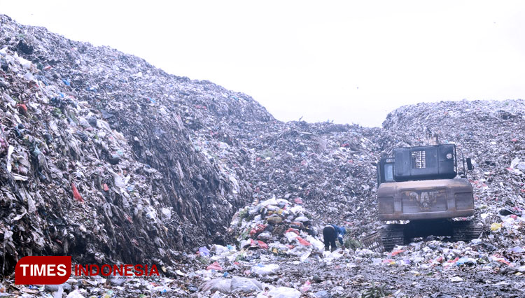 Tumpukan sampah di TPA Desa Paguan Kecamatan Taman Krocok Kabupaten Bondowoso melebihi kapasitas lahan yang disediakan (FOTO: Moh Bahri/TIMES Indonesia).