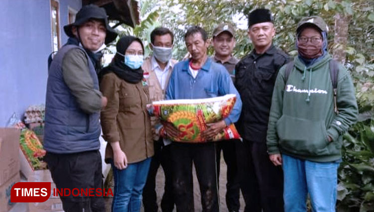 Jabar Bergerak Majalengka bersama Patriot Desa Jawa Barat memberikan bantuan sembako kepada korban bencana alam Majalengka. (FOTO: Jaja Sumarja/ TIMES Indonesia) 