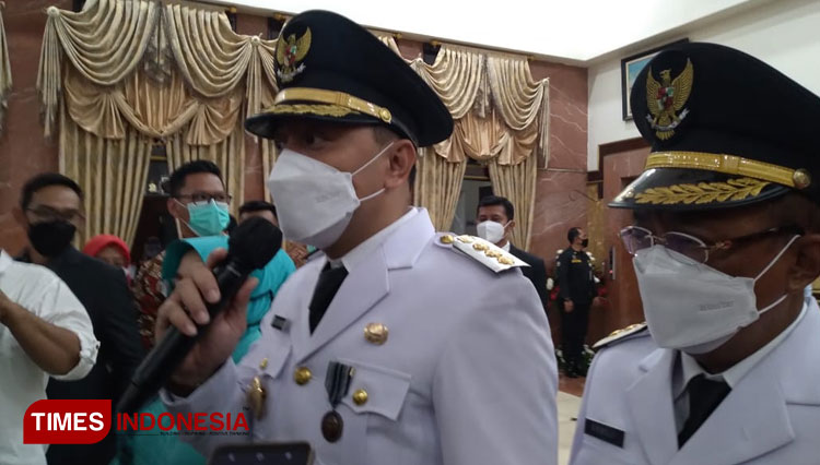 Wali Kota Surabaya, Eri Cahyadi (Kiri) dan Armuji (kanan) saat melakukan sesi wawancara dengan media, Jumat (26/2/2021). (Foto: Khusnul Hasana/TIMES Indonesia)