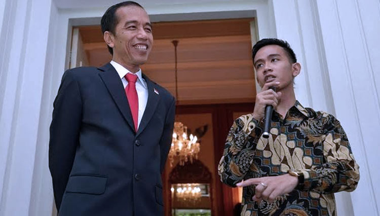 Gibran Rakabuming Raka saat bersama Presiden RI Jokowi. (FOTO: Bombastis.com)