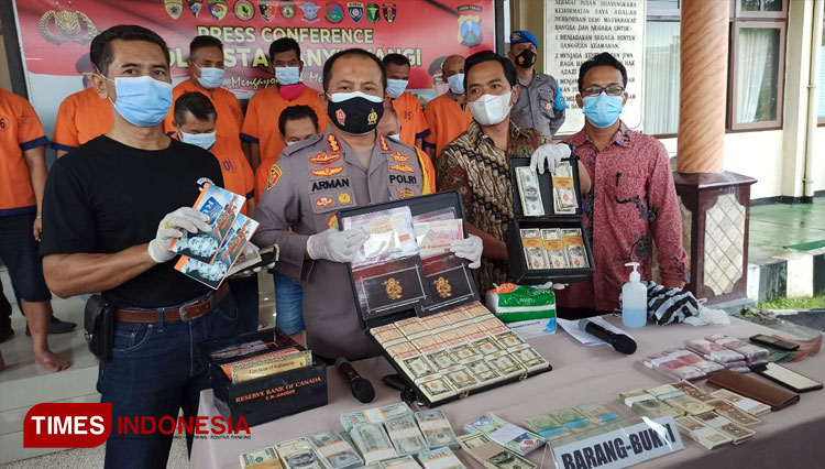 Ungkap kasus uang palsu di Polresta Banyuwangi. (FOTO: Agung Sedana/ TIMES Indonesia)