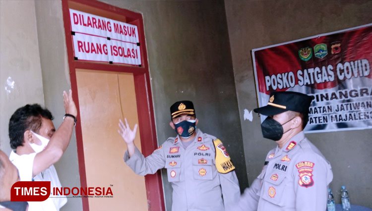 Wakapolres Majalengka, Kompol Sumari menunjukan ruang isolasi mandiri di Posko Satgas Covid-19 di Kecamatan Jatiwangi, Majalengka. (FOTO: Jaja Sumarja/TIMES Indonesia)
