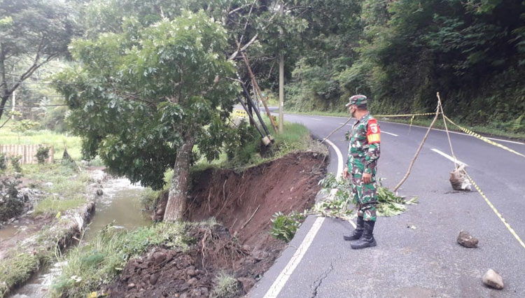 Anggota TNI saat menjaga lokasi tanah longsor. (Foto: BPBD Kabupaten Malang).