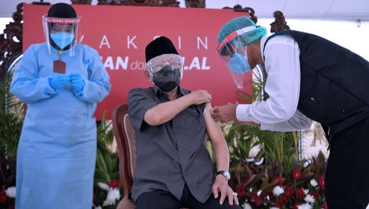 Wapres RI, KH. Ma'ruf Amin saat disuntik vaksin beberapa waktu lalu. (FOTO: Instagram/KH. Ma'ruf Amin)