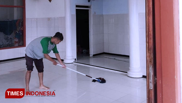 Jumat Berkah, Mahasiswa KSMT Unisma Malang Edukasi Jemaah Shalat Soal Covid-19