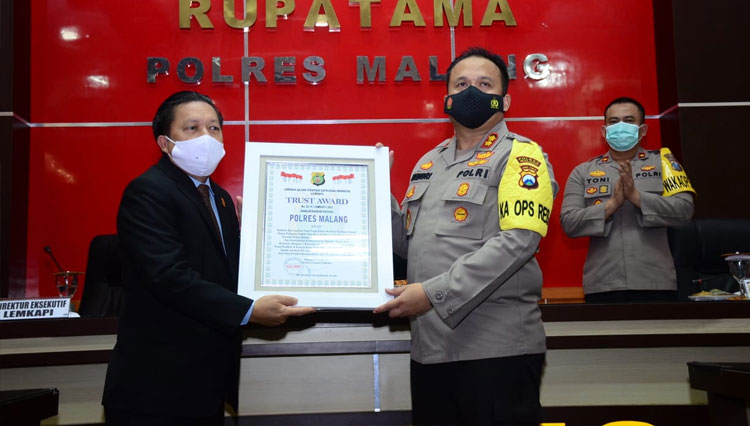 Direktur LEMKAPI Dr. Edi Hasibuan, SH., M.H memberikan plakat penghargaan kepada Kapolres Malang AKBP Hendri Umar. (Foto : Humas Polres Malang for TIMES Indonesia).