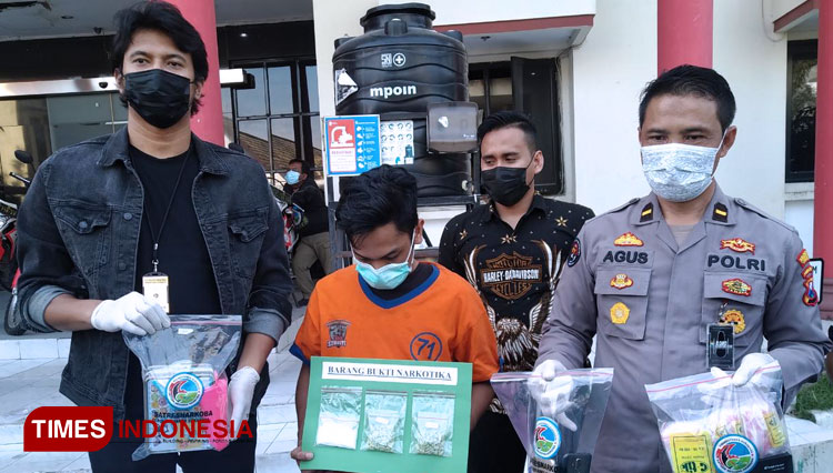 Polrestabes Surabaya saat ungkap kasus narkoba, Jumat (26/2/2021). (Foto: Khusnul Hasana/TIMES Indonesia)