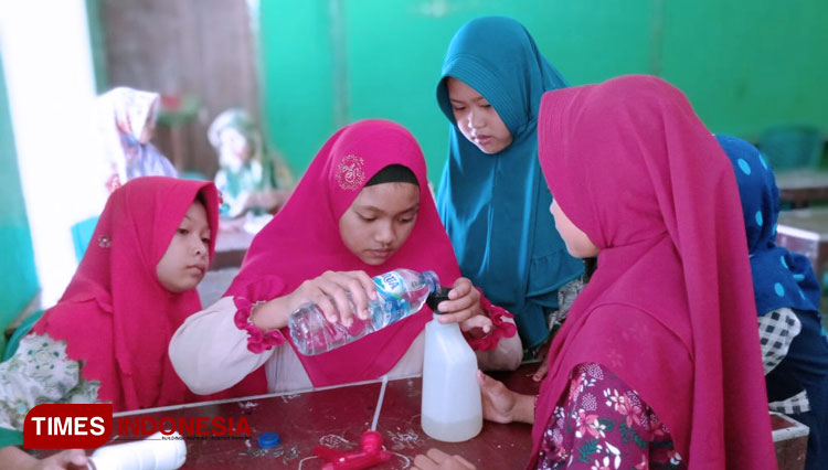 KSM-T Unisma Malang Gelar Pelatihan Membuat Hand Sanitizer dari Bahan Alami