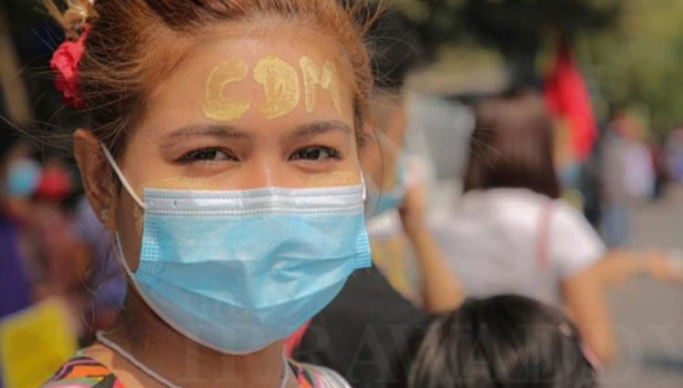 Pengunjuk rasa anti-rezim di Mandalay menggunakan thanakha sebagai bagian dari kampanye. (FOTO: The Irawaddy)