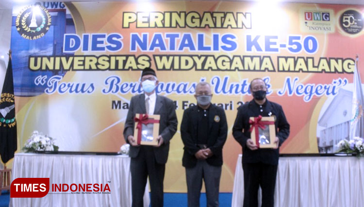 Penyerahan Buku Karya Teknologi Anak Bangsa oleh Ketua LPPM (tengah), kepada Ketua YPPIWM (kiri) dan rektor (kanan). (FOTO: AJP TIMES Indonesia)