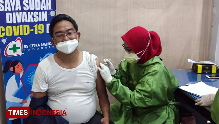 Salah satu wartawan menjalani vaksinasi di RSCML, Jumat (26/2/2021). (FOTO: MFA Rohmatillah/ TIMES Indonesia)