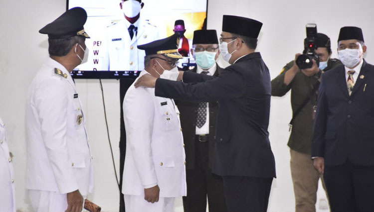 Mohammad Idris saat dilantik menjadi Wali Kota Depok oleh Gubernur Jawa Barat, Ridwan Kamil. (Foto: Diskominfo Kota Depok).