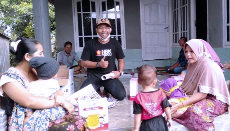 Relawan dari Yayasan HBK Peduli saat menyalurkan bantuan untuk para Balita dan anak-anak di Lombok. (FOTO: HBK Peduli)