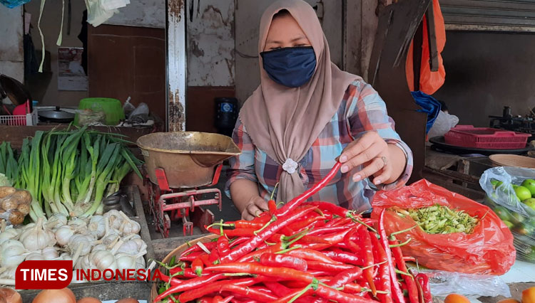 Pedagang cabai di pasar Wonokromo Surabaya keluhkan harga yang terus meroket. (Foto: Shinta Miranda Sari/TIMES Indonesia)