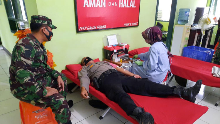 Prajurit Yonif R 321/GT dan Polres Majalengka kompak berpartisipasi dalam aksi donor darah di HUT Kostrad ke -60.  Foto: Jaja Sumarja/TIMES Indonesia