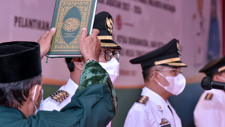 pelantikan-enam-kepala-daerah-terpilih-hasil-dari-pilkada-serentak-2.jpg