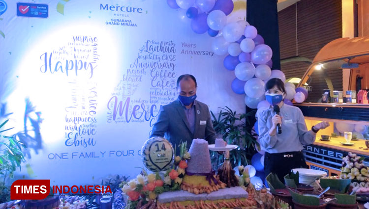 Suasana perayaan ulang tahun hotel Mercure Surabaya ke-14 yang serba ungu, Jumat (26/2/2021). (FOTO: Khusnul Hasana/TIMES Indonesia)