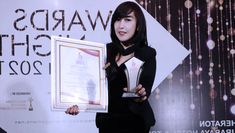 CEO L'ouvrea Deny Suksesti bersama piagam penghargaan Successful Woman Entrepreneur 2021 versi National Award Foundation, Sabtu (27/2/2021). (FOTO: Dok. Pribadi) 