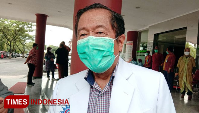 Direktur RS Umum UMM Prof Dr Djoni Djunaedi, Sp.Pd.Kpt saat ditemui awak media. (Foto: Naufal Ardiansyah/TIMES Indonesia)