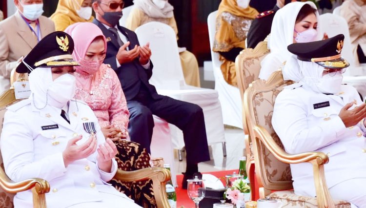 Hj Ratna Machmud - Hj Suwarti ketika dalam agenda pelantikan mereka sebagai Bupati - Wakil Bupati Musirawas Periode 2021-2026 . (Foto Pemkab Musirawas)