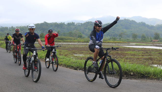 Kapolres Majalengka, AKBP Syamsul Huda bersepeda untuk menikmati keindahan Alalam Majalengka. Foto: dok AKBP Syamsul Huda for TIMES Indonesia
