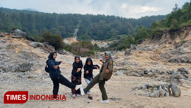 The visitors enjoying their time at Karaha Bodas Crater. (Photo: Maspupah for TIMES Indonesia)