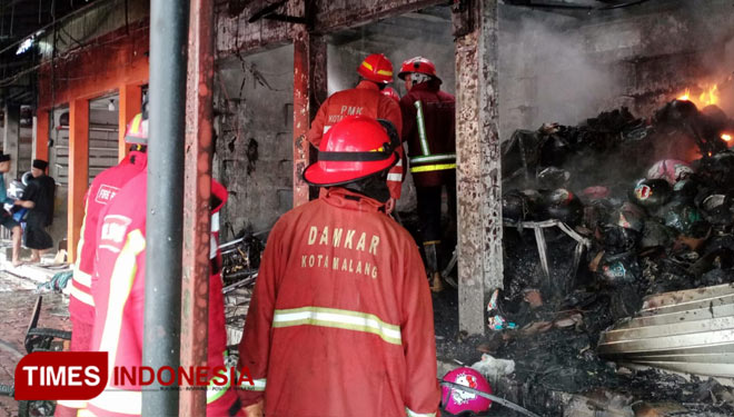 Petugas pemadam kebakaran (Damkar) saat melakukan pemadaman, Sabtu (27/02/2021). (Foto: Istimewa/TIMES Indonesia)
