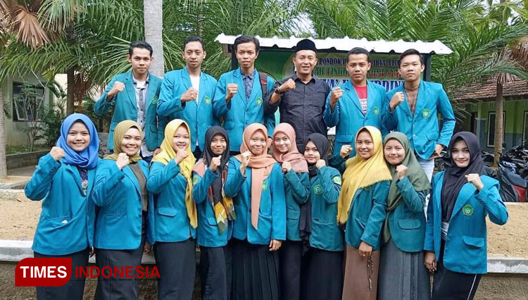 Mahasiswa STES Ihya' Ulumiddin bersama tenaga pendidik. (Foto: Hafid Nurhabibi/TIMES Indonesia)