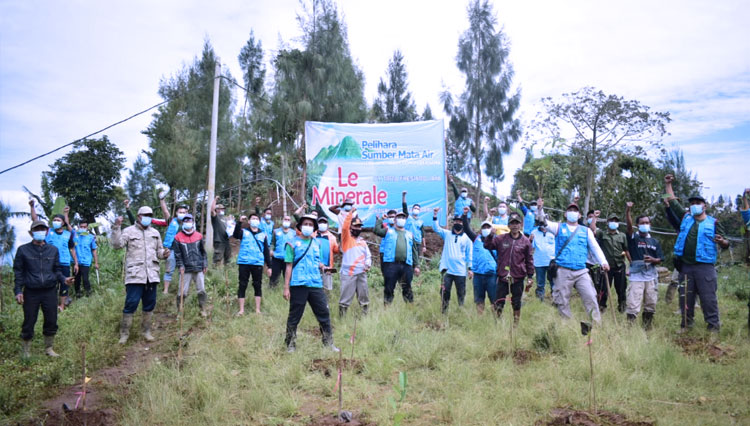 Karyawan Mayora Group melakukan aksi penanaman bibit pohon untuk mencegah banjir. (Foto: Dok PT. Tirta Fresindo for TIMES Indonesia)