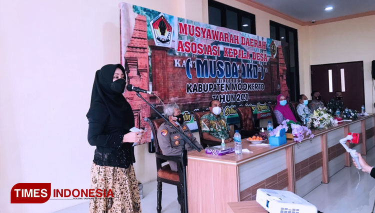 Ikfina Fahmawati saat memberikan sambutan Musda AKD Kabupaten Mojokerto di Gedung DPRD Kabupaten Mojokerto, Sabtu (27/02/2021). (Foto: Thaoqid Nur Hidayat/TIMES Indonesia)