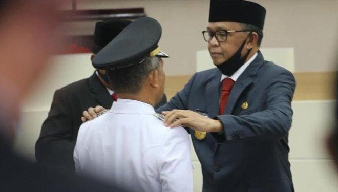 Gubernur Sulawesi Selatan Nurdin Abdullah, saat melantik kepala daerah. Setelah agenda itu, ia diketahui di OTT KPK karena korupsi. (FOTO: Tribunnews)