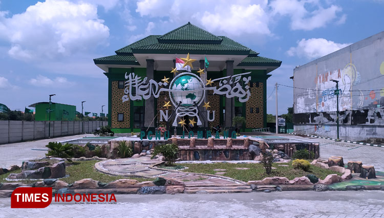 Lambang NU yang dipasang di halaman depan kantor PCNU Jombang di Jl. Raya Mojoagung No. 90. (Foto: Rohmadi/TIMES Indonesia)