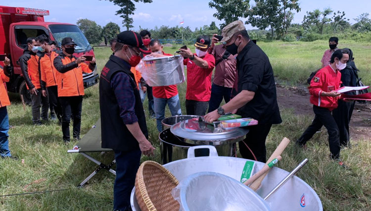 TB Hasanuddin Berikan Bantuan kepada Baguna PDI Perjuangan Majalengka